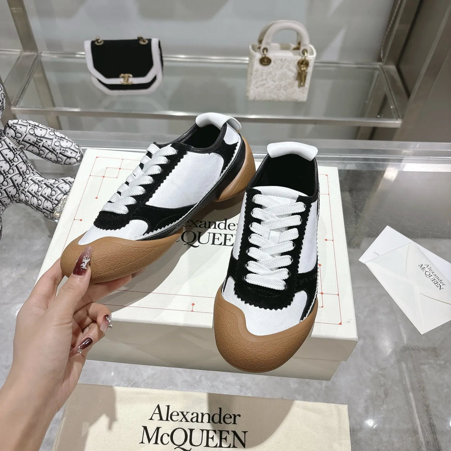 👟👟Ex-factory price 580👟👟 Men's size +10 2025 McQueen's new AIexanderMcQUEEN✅ The original quality has been certified! The original version is reproduced 1:1, and the latest products are available at the latest counters simultaneously. • McQueen logo • Round toe box • Lightweight segmented sole design, made of imported stretch breathable fabric + grained cowhide, soft inner lining and insole, comfortable for walking and not stuffy on the feet. Five colors: black and white • white • apricot • black brown • yellow Fabric: grained cowhide + stretch fabric + cow suede Insole: imported sheepskin Women’s model: 35–40 (40 for women is non-refundable) Men’s model: 40-45 (45 for men is non-refundable) Women’s model: (men’s model +10)